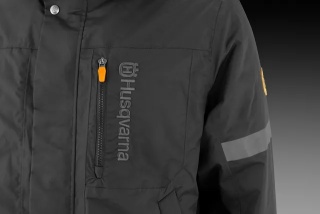 polstrovana naprsni kapsa